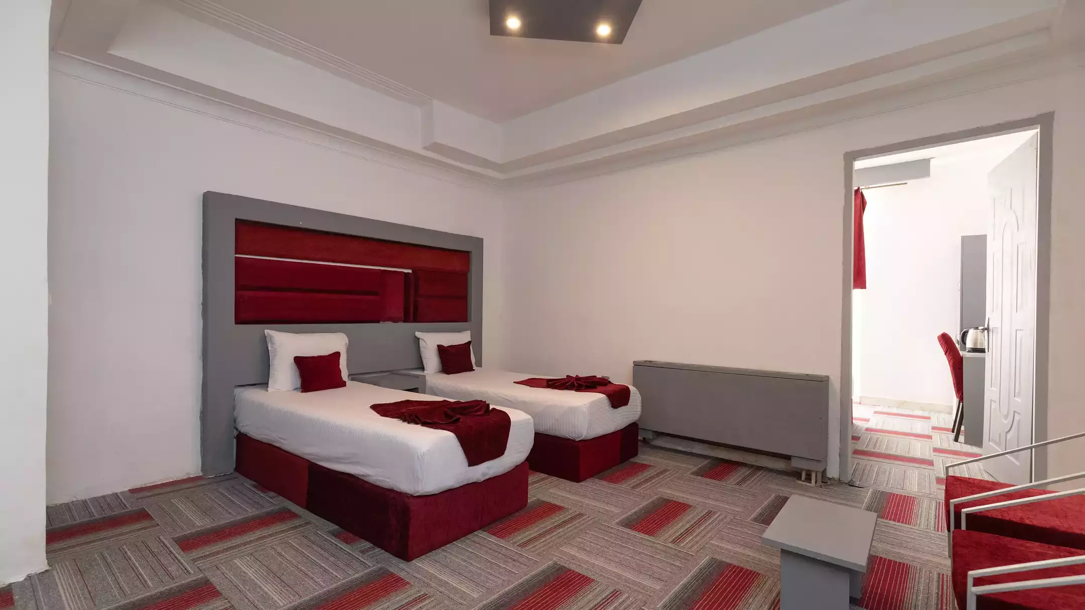 Alibaba https://cdn.alibaba.ir/ostorage/hotel-accommodation-images/67028dbff6ad7f9b8fab06e1_66dc5f6fd35130671be32da0_هتل آراد - اتاق یک خوابه پنج تخته (1).webp